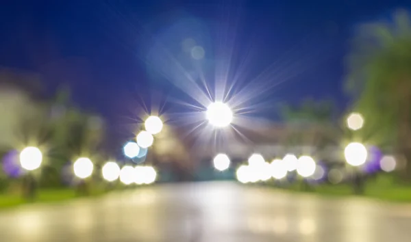 Gece, Thailan lambalar ile ufuk güzel bahçe yürüme yolu