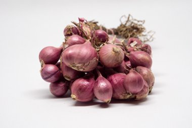 Beyaz arka plan üzerinde dikdörtgen soğancık soğan.