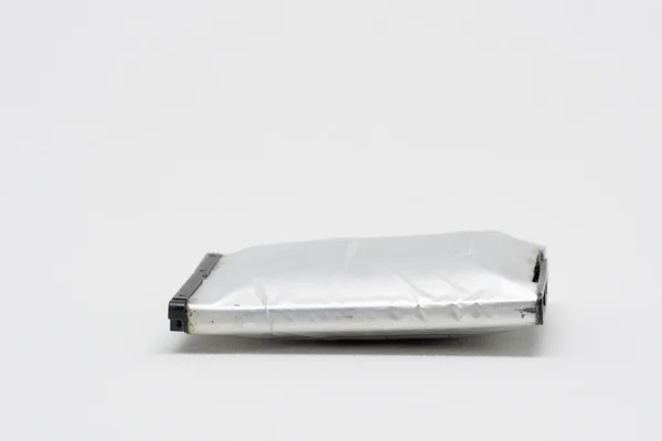 Eski beyaz bir arka plan üzerinde cep telefonu için pil kabartmak