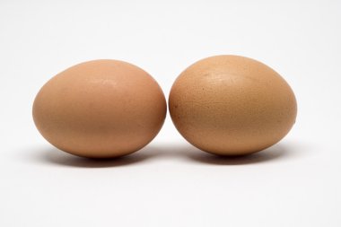 Beyaz arkaplanda kırpma yolu ile izole edilmiş yumurta