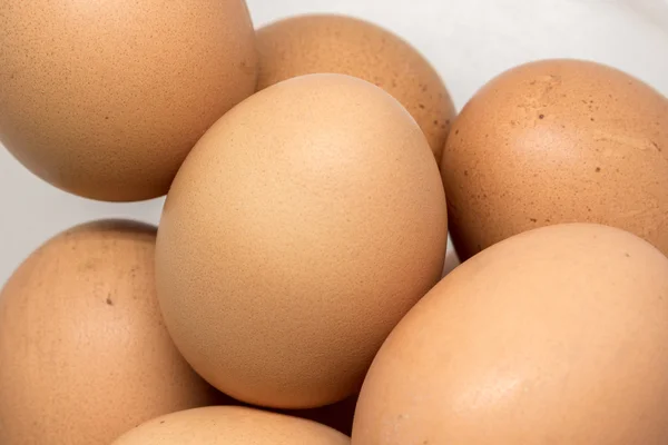 Beyaz arkaplanda kırpma yolu ile izole edilmiş yumurta
