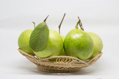 Beyaz arka plan üzerinde izole guava