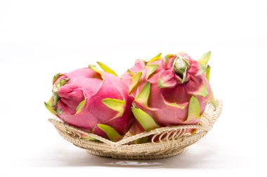 Beyaz arkaplanda Ejder Meyvesi izole