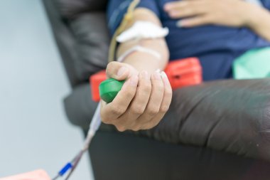 Bağış elinde tutan bir bouncy ball ile de kan bağışı.