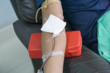 Bağış elinde tutan bir bouncy ball ile de kan bağışı.