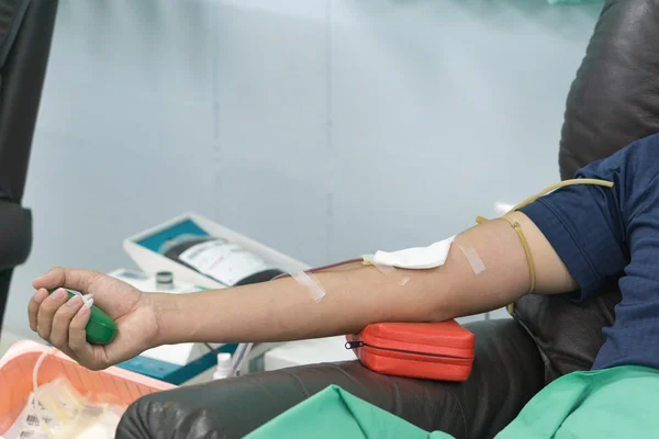 Bağış elinde tutan bir bouncy ball ile de kan bağışı.