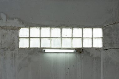 Su işaretleri çizgilerle gri beton duvar dokusu.