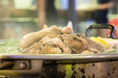 Seçici odak ızgara domuz eti Tay tarzı, p ile Tay Barbekü Izgara