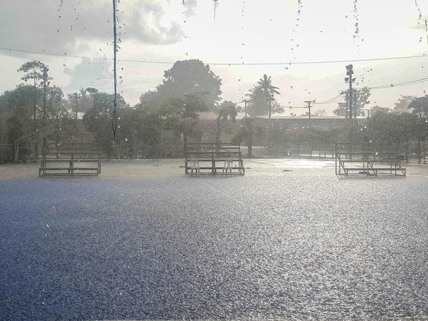 Sağanak sırasında caddenin üzerinde düşen yağmur damlaları