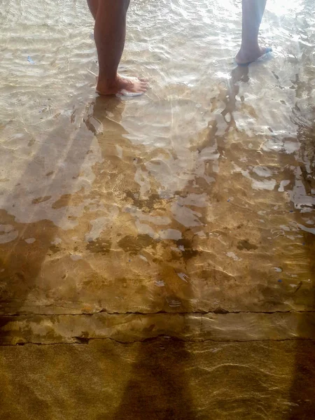 Legs of  standing on the  road in the rain — Stock Photo, Image