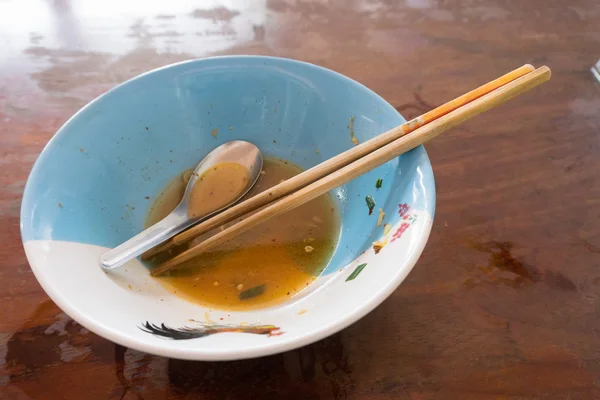 Macarrão comer tudo, Comer toda a comida no prato — Fotografia de Stock