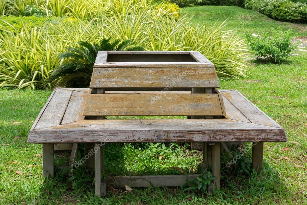 Table and chairs standing on a lawn at the garden — Stock Photo