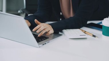 Dizüstü bilgisayarı ve akıllı telefonu olan bir kadın.