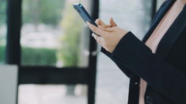 Smartphone kullanarak iş kadını