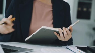 Ofisinde dijital tabletli genç bayan girişimci, yakın plan