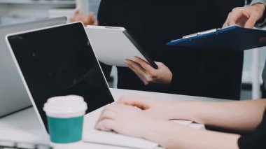 Modern bir ofiste çalışan genç bir iş kadını..