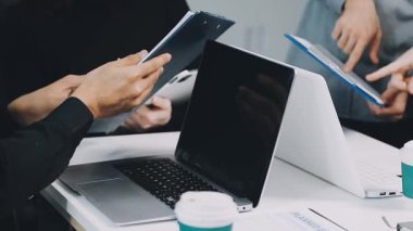 İş adamı ve kadın dizüstü bilgisayarla çalışıyorlar.