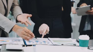 Bir toplantıda çalışan iş adamları