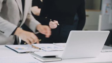 İş adamları ofiste tartışıyor ve tartışıyorlar.