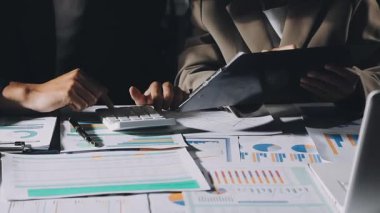 İş adamı ve iş kadını, mali belgeleri ve modern ofisin iş yeriyle ilgili mali raporu tartışıyor.