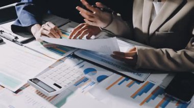 Modern ofisinde çalışan iş kadını