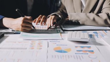 İş ortaklarının iş yerinde mali belgeleri tartışırken kapatılması