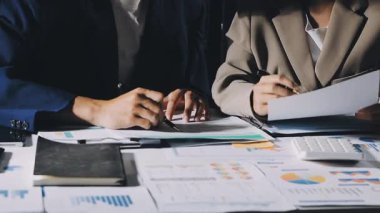 Ekonomik rapor üzerinde çalışan iş adamları ve iş planı tartışmaları.