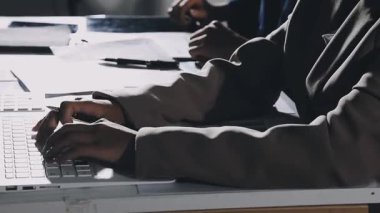 Evdeki klavyede yazan adamı kapat