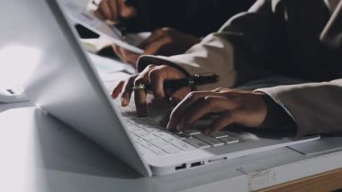 Dizüstü bilgisayarı kullanan adamı kapat.