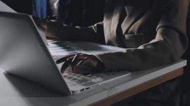 İş yerindeki bilgisayarında daktilo yazan bir iş adamının yakın plan fotoğrafı..