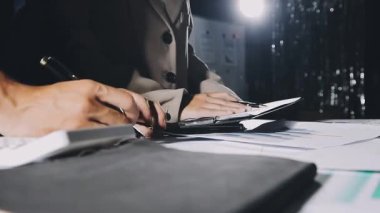 Dizüstü bilgisayarda çalışan iş adamları