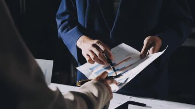 Modern ofiste çalışan takım elbiseli genç bir iş adamı.