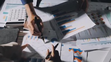 İş adamı dizüstü bilgisayar üzerinde çalışıyor ve ofis çizelgelerini ve iş konseptini tartışıyor