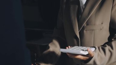 Elinde kalem tutan bir iş adamı.