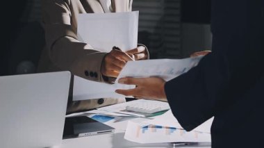 Modern ofiste çalışan iş adamı