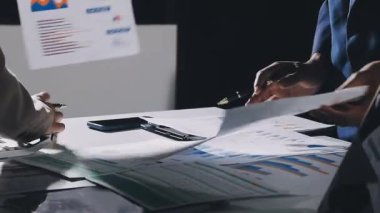 Ofiste çalışan bir iş adamı.