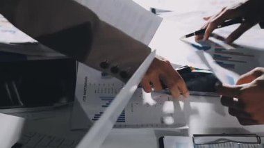 İşadamı, ofiste dizüstü bilgisayarla finansal tabloları analiz ediyor.