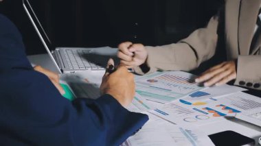 İş adamı verileri laptopla analiz ediyor