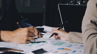 İş adamları el sıkışıyor, finansal başarı, toplantıyı bitirmek, takım çalışması, toplantı konsepti