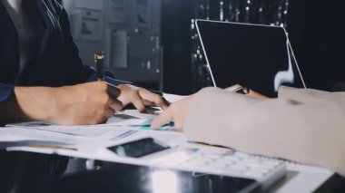 İş adamı ve kadın ofiste iş planlarını tartışıyor