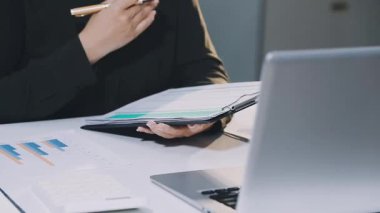 İşadamı ofiste dizüstü bilgisayarla çalışıyor.