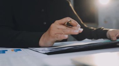 hesap makinesi kullanma office iş adamı