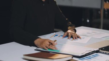 Tabletteki mali verileri analiz eden iş kadını.