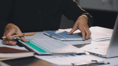 Ofiste çalışan iş kadını.