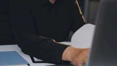 Ofiste Dizüstü bilgisayarda çalışan genç iş adamı.