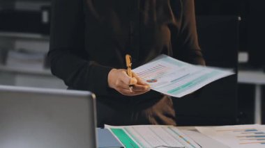 İşletme ekibi bilgisayarlı bir proje üzerinde çalışıyor.