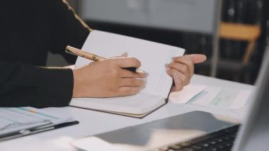 Office belgeleri üzerinde çalışan iş adamları