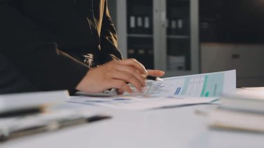 Ofiste çalışan iş kadınlarını kapatın.