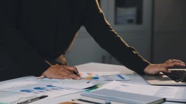 Finansal tabloları olan genç bir iş adamı