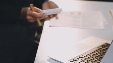 Genç iş adamı ofiste dizüstü bilgisayar kullanıyor, yakın plan.